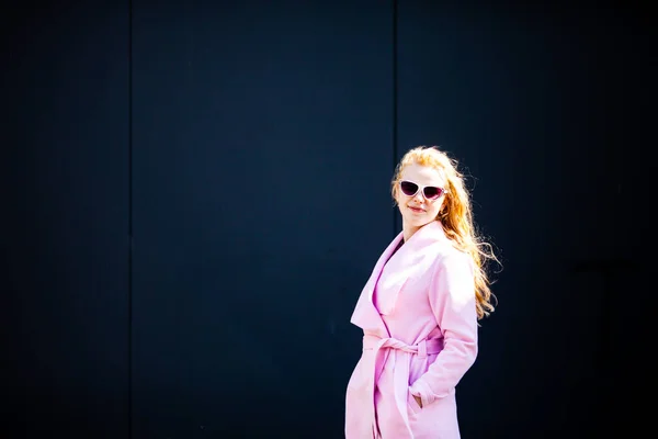La fille dans un manteau rose à la mode — Photo