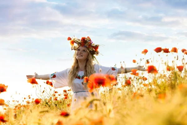 Fille dans un champ de pavot — Photo