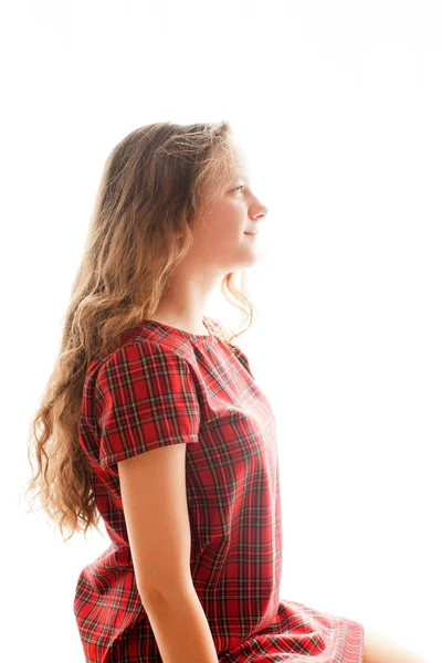 Niedliche Teenager Mädchen sitzt in der Nähe von Fenster — Stockfoto