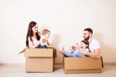 Aile yeni evinde karton kutuları açıyor