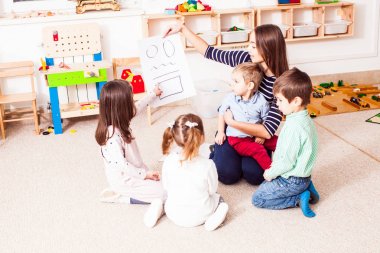 Öğretmen öğretir çocuklar farklı rakamlar
