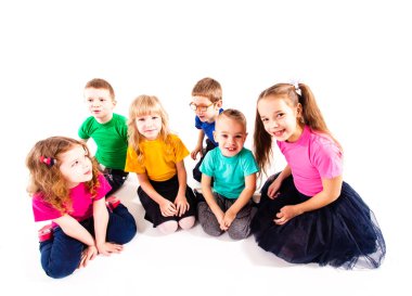 Birlikte oturan çocuklar