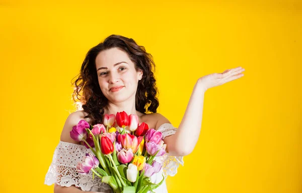 Aufgeregte Frau mit bunten Tulpen — Stockfoto