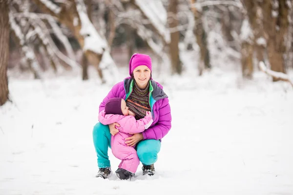 Breastfeeding toddler outdoor — Stock Photo, Image