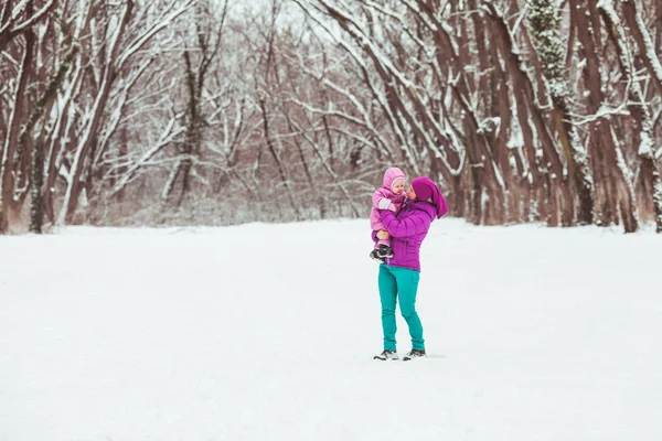 冬の公園を家族で歩き — ストック写真
