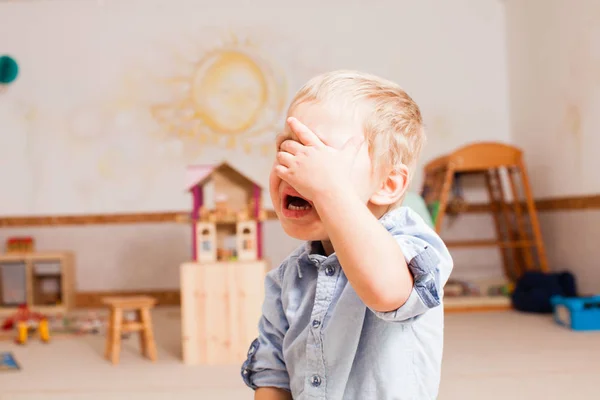 Menino está chorando — Fotografia de Stock