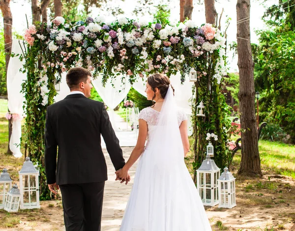 Boda pareja al aire libre —  Fotos de Stock