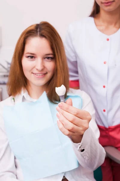 Протезирование зубов — стоковое фото