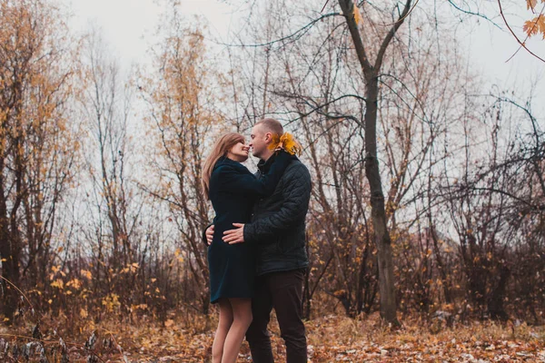 幸福的情侣，在秋天的公园 — 图库照片