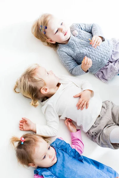 De drie gelukkige kleine zusters — Stockfoto