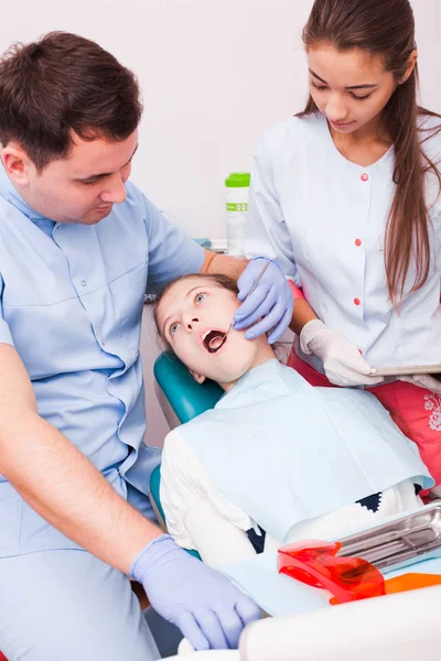 Подросток в зубной клинике — стоковое фото