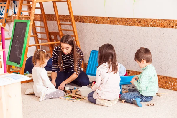 先生は子供たちと遊ぶ. — ストック写真