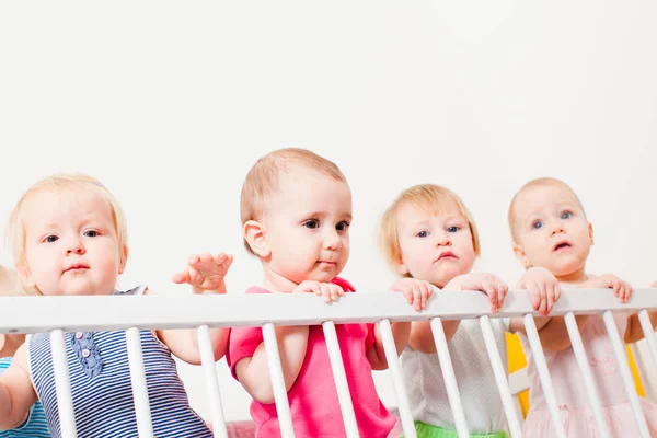 Bebisar i spjälsängen — Stockfoto