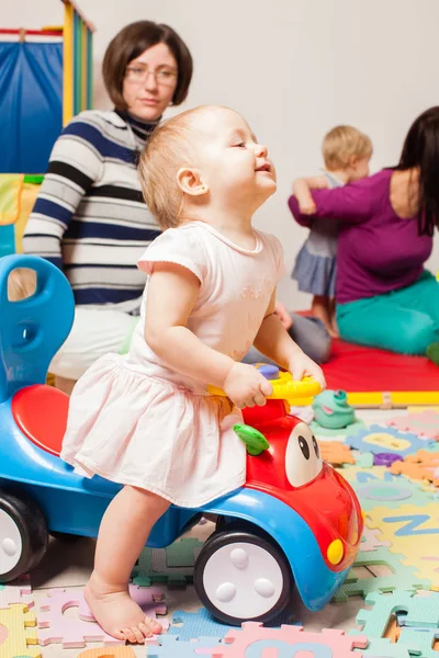 Fille sur la voiture — Photo