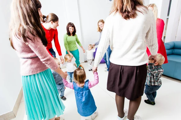 Круглый танец в детском саду — стоковое фото