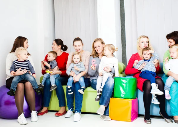 Grupo de madres con hijos —  Fotos de Stock