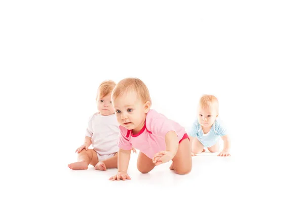 Bebés arrastrándose sobre blanco —  Fotos de Stock