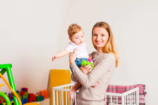 Mutter hält Tochter fest — Stockfoto