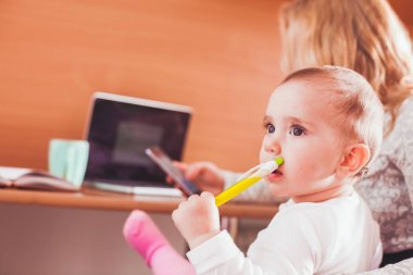 Bebek ile çalıştı anne