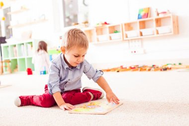 Oğlan biraz resme bakıyor