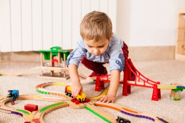 Çocuk tren ile çalış 