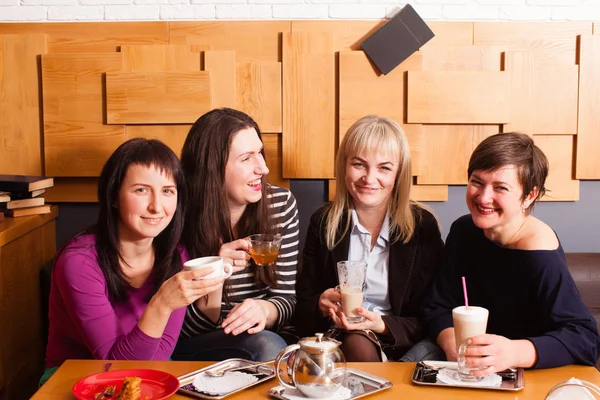 Reunión informal amigos en la cafetería — Foto de Stock