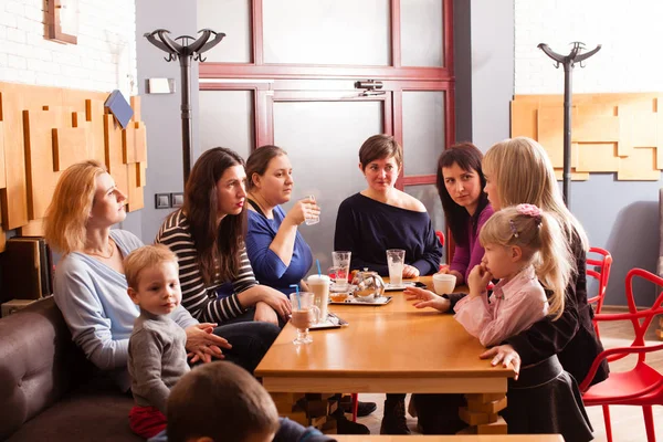 Women and children having a drink — Stock Photo, Image