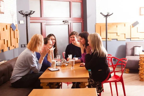 Mujeres en la cafetería — Foto de Stock