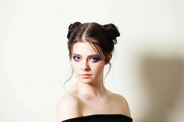 Maquillaje de moda para una chica joven — Foto de Stock