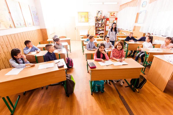 Escolares em sala de aula — Fotografia de Stock