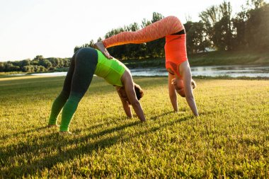 İki kadın germe yapıyor