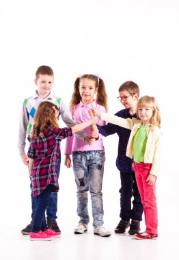 Çocuk kaldırdı elleriyle