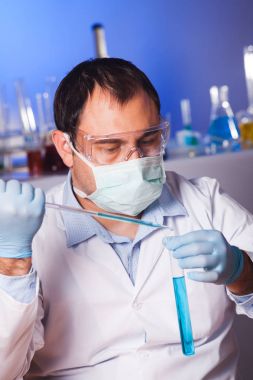 İş yerinde bilim adamı 