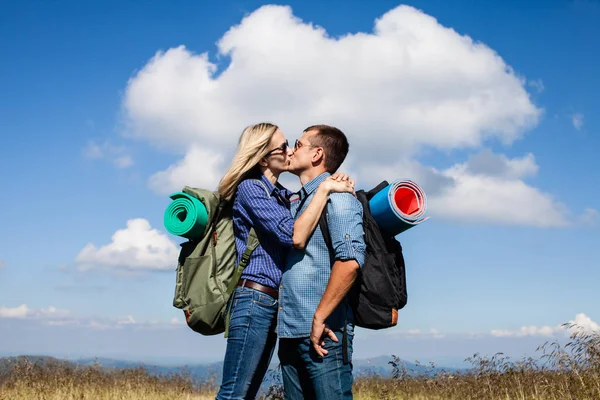 Bacio romantico durante il viaggio — Foto Stock