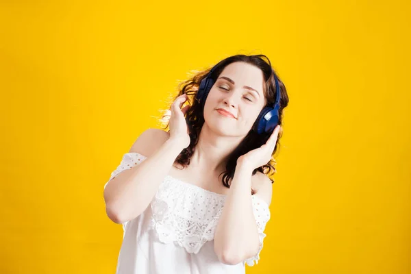 Kobieta nosi Słuchawki bezprzewodowe — Zdjęcie stockowe