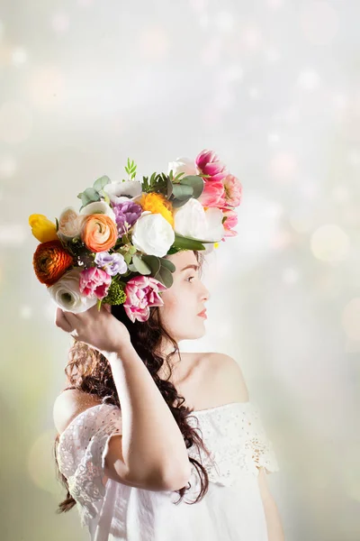 Krása ženy s květy účes — Stock fotografie