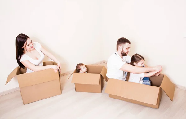 Happy family move — Stock Photo, Image