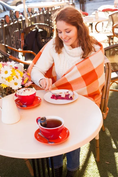 Woman in cafe outdoor — Stock Photo, Image