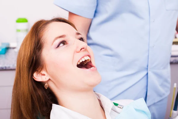 Une jeune femme rend visite au dentiste — Photo