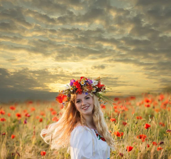 Fille dans un champ de pavot — Photo