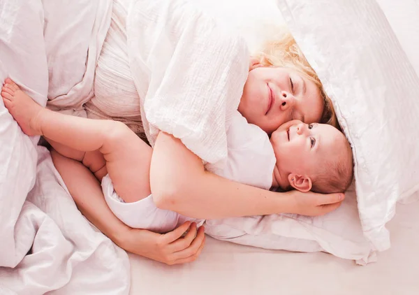 Maman et bébé profiter du matin — Photo