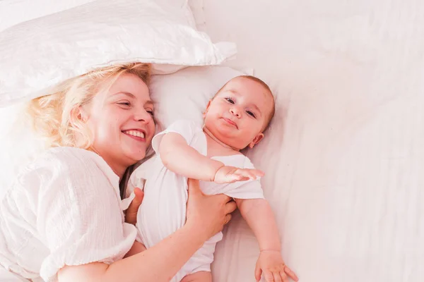 Mãe e bebê desfrutar de manhã — Fotografia de Stock