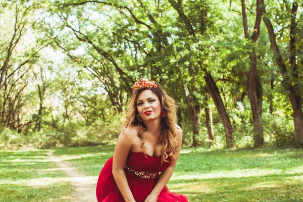 Принцесса с короной в мутном красном платье — стоковое фото