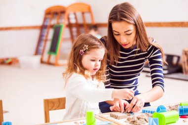 öğretmen kum şekil verme onun deneyim geçirir