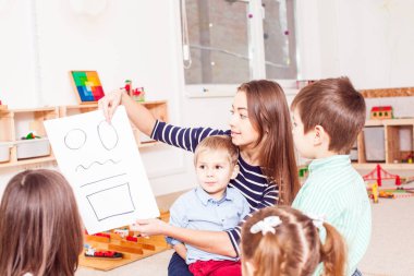 Öğretmen öğretir çocuklar farklı rakamlar