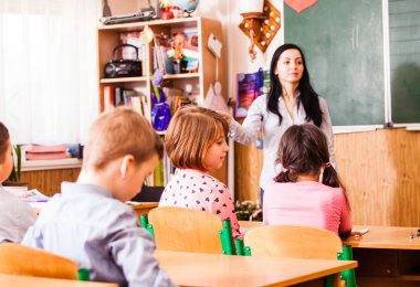 şirin öğrenciler ders üzerinde çalışıyoruz