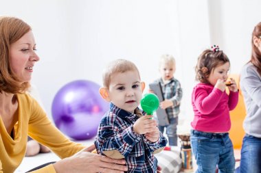 Yakışıklı bir marakas üzerinde çalış