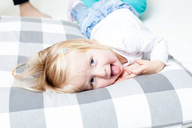 Güzellik kız yastık üzerinde