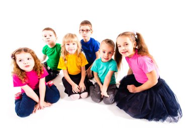 Gülümseyen çocuklar oturma