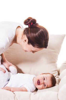 Anne ve çocuk bir yatakta